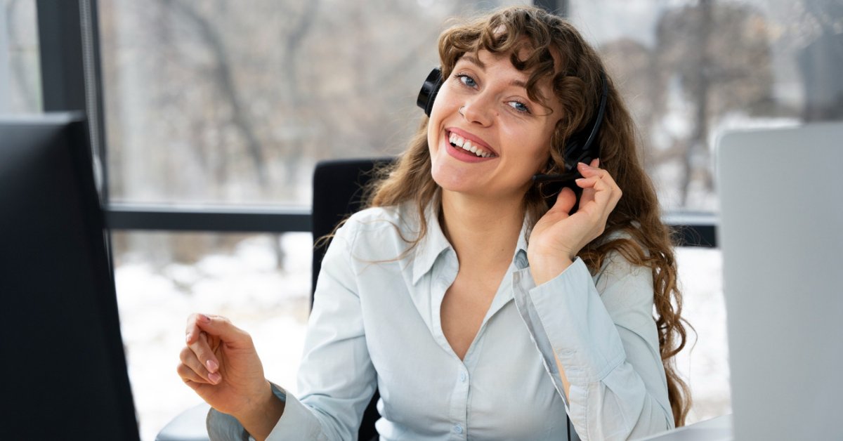 Konsultantka call center w słuchawkach obsługuje klienta e-commerce przy komputerze